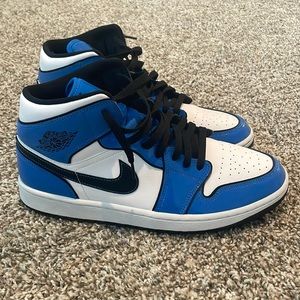 Air Jordan 1 Mid SE ‘Signal Blue’
